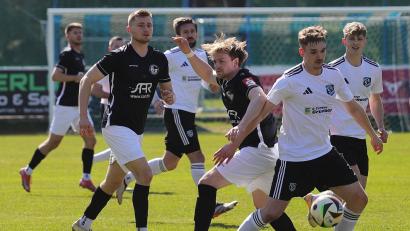 Bild: war
Das Bild zeigt die beiden Torschützen im Vordergrund. Mirko Griesbeck (weißes Trikot) traf aus Höhe der Strafraumgrenze mit einem satten Schuss. Sein Gegenspieler beim Zweikampf, Max Wilhelm traf vor der Pause zur 1:0 Führung der Niederbayern.