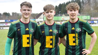 Bild: Hubert Ziegler
Die drei Pirner-Brüder bei der DJK Ammerthal: (von links) Fabio, Simon und Noah Pirner. Am Samstag standen alle drei beim Sieg gegen den TSC Neuendettelsau von Anpfiff an auf dem Platz.