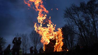 Bild: Karl-Josef Hildenbrand/dpa
Ein Osterfeuer hat einen Brandherd an einer Scheune ausgelöst. (Symboldbild)