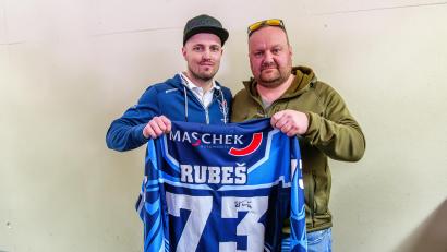 Bild: Elke Englmaier
Tomas Rubes (links), Kapitän der Blue Devils Weiden, war bei der Saisonabschlussfeier samt Trikotversteigerung am Ostermontag sichtlich bewegt.