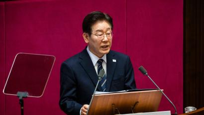 Bild: Jintak Han/ZUMA Press Wire/dpa
Südkoreas Präsident Lee Jae Myung steht seit Beginn des Iran-Kriegs vor großen Herausforderungen. Die ostasiatische Volkswirtschaft ist stark von Energielieferungen aus Nahost abhängig. (Archivbild)