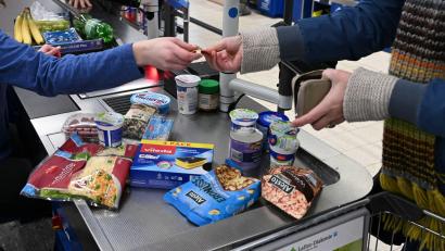 Bild: Jens Kalaene/dpa
Viele Menschen in Deutschland kaufen mehrmals pro Woche Lebensmittel. (Symbolbild)