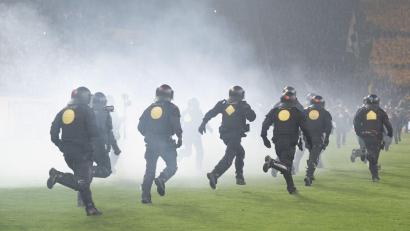 Bild: Sebastian Kahnert/dpa
Die Polizei versuchte, Dynamo-Fans wieder in ihren Block zurückzudrängen.