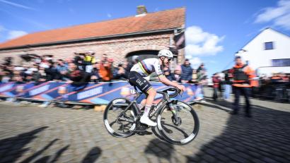 Bild: David Pintens/Belga/dpa
Tadej Pogacar wartete nicht an einer Bahnschranke.