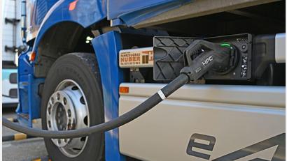 Bild: David Hammersen/dpa
Ein E-Lkw wird auf dem Gelände einer Spedition in Zwickau geladen. Entlang der Autobahnen fehlt es nach Branchenangaben an einem gut ausgebauten Netz an Ladestationen für Lkw.