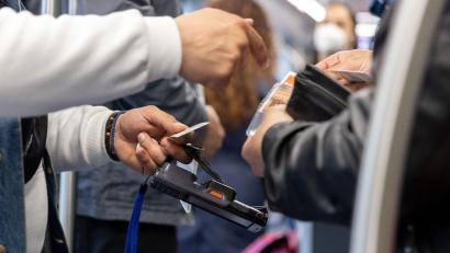 Bild: Daniel Karmann/dpa
Der 20-Jährige zeigte dem Schaffner ein nicht gültiges Ticket. (Symbolbild)