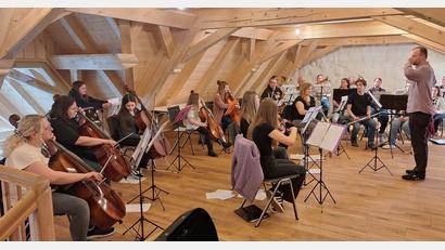 Bild: Jochen Neumann/exb
Mit beim Konzert ist auch das Orchester des Vereins Abenteuer Kultur unter der Leitung von Markus Werner (stehend) mit Streichern und Bläsern.