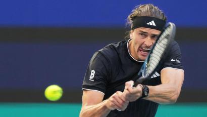 Bild: Marta Lavandier/AP/dpa
Voller Fokus auf den Ball - und jetzt auch auf die Sandplatzsaison: Alexander Zverev. (Archivbild)