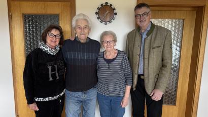 Bild: Lisa Winter
Bürgermeister Hans Prechtl (rechts) und seine Gattin Irmgard (links) gratulierten Xaver Hausmann zu seinem 95. Geburtstag. Mit im Bild seine Gattin Maria, mit der er seit 61 Jahren verheiratet ist.