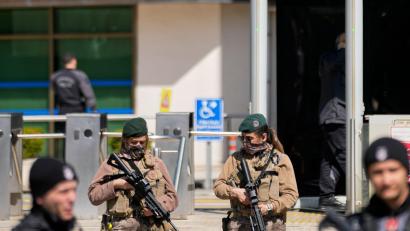 Bild: Khalil Hamra/AP/dpa
Angreifer und Polizei lieferten sich Schusswechsel