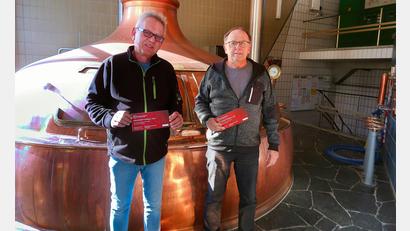 Bild: Bernhard Schultes
Im Bild der Besitzer der Schlossbrauerei Friedenfels, Karlheinz Mohr (links), und Vertriebsleiter Gastronomie Helmut Radimerski (rechts).