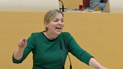 Bild: Malin Wunderlich/dpa
Katharina Schulze greift mit klaren Forderungen in die Debatte um eine Social-Media-Altersgrenze ein. (Archivbild)