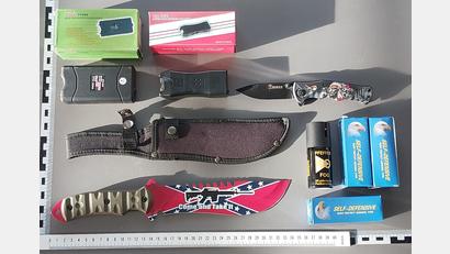 Bild: Bundespolizei/dpa
Die Bundespolizei stellte die Waffen sicher. Gegen den Jugendlichen ermittelt sie wegen Verstößen gegen das Waffengesetz.