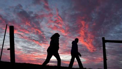 Bild: picture alliance / Felix Kästle/dpa
Als Paar am Berg unterwegs - bringt das Probleme? (Symbolbild)