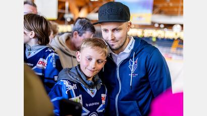 Bild: Tobias Neubert
Ein Selfie mit dem scheidenden Kapitän Tomas Rubes stand bei den Fans der Blue Devils Weiden am Ostermontag hoch im Kurs.