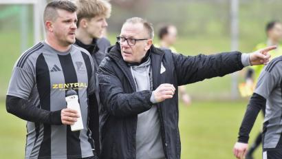 Archivbild: Hubert Ziegler
Christian Helleder (rechts) gibt beim SV Köfering künftig keinen Anweisungen mehr.