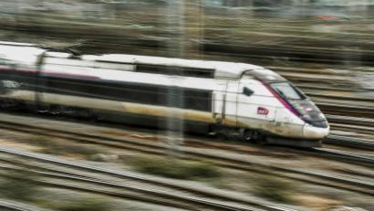 Bild: Philippe Huguen/AFP/dpa
Ein TGV ist in Nordfrankreich auf einem Bahnübergang mit einem Lastzug zusammengestoßen. (Archivbild)