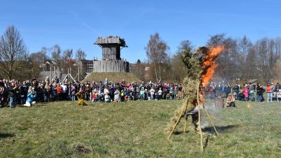 Bild: ubb
Viele hundert Zuschauer erlebten im Geschichtspark Bärnau-Tachov den Austrieb des Winters symbolisch mit dem Verbrennen einer Strohpuppe auf dem "Opferplatz" des Freilandmuseums-Geländes.