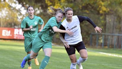 Bild: Hubert Ziegler
Susanne Stich (rechts) vom TSV Theuern sorgte gegen Würzburg für den wichtigen Siegtreffer.