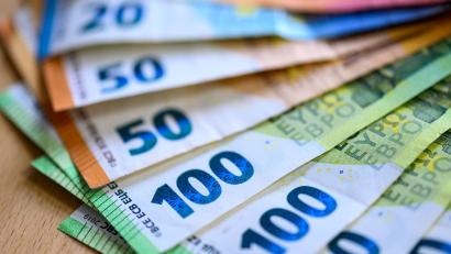 Bild: Hendrik Schmidt/dpa
Warum der Mann so viel Geld dabeihatte, konnte die Polizei zunächst nicht sagen. (Symbolbild)