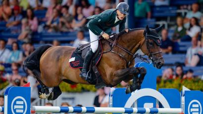 Bild: Uwe Anspach/dpa
Der deutsche Springreiter Tom Schewe verliert Weltcup-Punkte und Geld nach einer positiven Medikationskontrolle bei seinem Pferd Congress Blue. (Archivbild)
