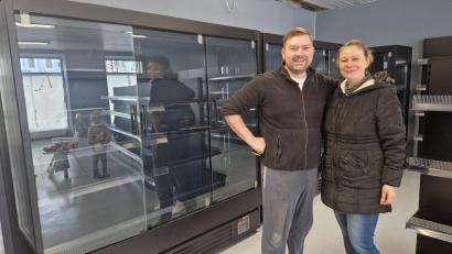 Bild: Thomas Dobler
Daniela und Dimitri Buss aus Neunburg vorm Wald wagen mit dem Geschäft "SB King" im Gebäude Marktplatz 25 (früher SADlite) ab Ende April den Schritt in die Selbstständigkeit.