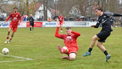 Bild: Gebert
Der abstiegsgefährdete TSV Waldershof (rote Trikots) unterlag am Ostersamstag Titelkandidat SV Mistelgau mit 0:1.