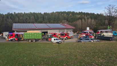 Bild: Florian Trißl / Feuerwehr Plößberg
Ein Überblick über das Aufgebot des Feuerwehr-Einsatzes bei der Fischzuchtanlage von Familie Stier am Ostersonntag.