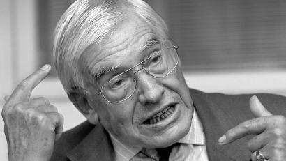 Bild: Oliver Stratmann/dpa
Christian Schwarz-Schilling trieb als Bundespostminister in den 80er Jahren die Breitbandverkabelung und die Entwicklung des Privatfernsehens voran. (Archivbild)