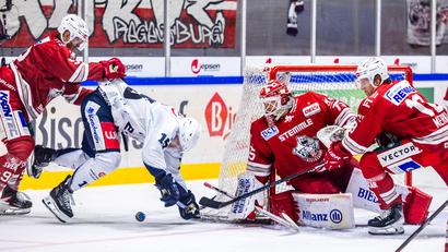 Archivbild: Tobias Neubert
Regensburg-Goalie Jonas Neffin (Zweiter von rechts) ist in der Serie gegen Krefeld wahrlich nicht zu beneiden.