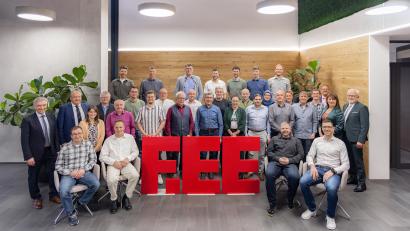 Bild: F.EE, Carolin Hampp
Die geehrten F.EE-Jubilare für 10- und 25-jährige Betriebszugehörigkeit im Kreise der Unternehmensleitung.