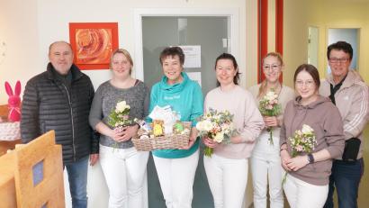 Bild: fvo
Zahnärztin Juliana Reis (Dritte von links) und Bianca Hartwig (Mitte), das Praxisteam sowie Bürgermeister Roman Bauer und Petra Reil von der Waldthurner Marktverwaltung (rechts).