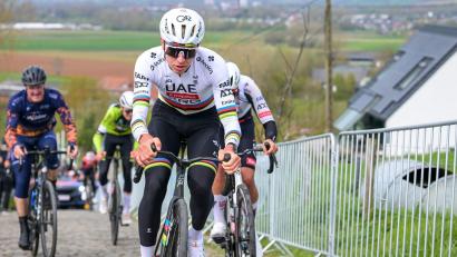 Bild: David Pintens/Belga/dpa
Tadej Pogacar wartete nicht an einer Bahnschranke. (Archivbild)