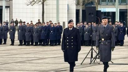 Bild: Ulrike Grallert
Vizeadmiral Dr. Thomas Daum und der scheidende Generalmajor Jürgen Setzer schreiten die Ehrenformation von 500 Soldatinnen und Soldaten auf der Bonner Hardthöhe ab.