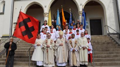 Bild: mfh
Ein Bild zur Erinnerung an einen Ostermontag, der mit einer sehr würdigen Messe zum 125. Jubiläum der KAB Rosenberg in besonderer Weise im Gedächtnis bleibt.