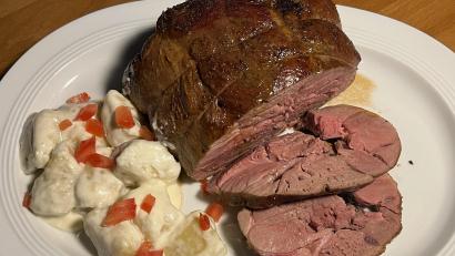 Bild: Michael Schiffer
Zartrosa wird die Lammkeule im Ofen gegart. Dazu gibt es Schafsmilch-Gnocchi.