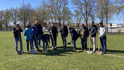 Bild: Stefanie Swann
Zum Spatenstich für den neuen Kunstrasenplatz des TV 1861 Amberg kam unter anderem Noch-Bürgermeister Michael Cerny (Vierter von rechts), der dem Projekt-Initiator Bernhard Heinisch (Fünfter von links) einen Spaten Erde zuwirft.