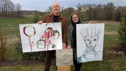 Bild: Mona Konz
Vereinsgründer Jürgen Frischholz und die Zweite Vorsitzende des Kunst- und Kulturvereins Erbendorf, Eva Konz, haben drei Arbeiten herausgesucht, die unter anderem im Kunsthaus Waldsassen gezeigt werden. Sie freuen sich auf neue Begegnungen und Impulse während der Ausstellung in der Klosterstadt. Teils werden Mitglieder aus Erbendorf zu den Öffnungszeiten auch anwesend sein.