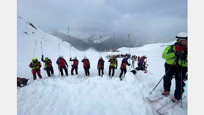 Bild: -/Italienische Bergwacht/dpa
Immer wieder mussten diesen Winter Rettungsdienste ausrücken.