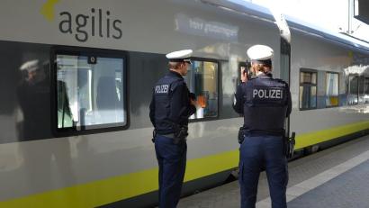 Symbolbild: Bundespolizei
Am Ostermontag hat ein Zugbegleiter in einer Regionalbahn einen 20-jährigen Syrer beim Schwarzfahren erwischt. Anschließend verletzte der Reisende den Zugbegleiter und floh in Obertraubling aus dem Zug