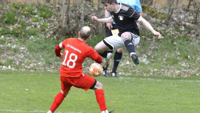 Bild: Hubert Ziegler
Mit einem gewaltigen Sprung bringt Markus Schöner (hinten) vom FC Edelsfeld den Ball vor dem Königsteiner Kapitän Julian Taubmann unter Kontrolle.