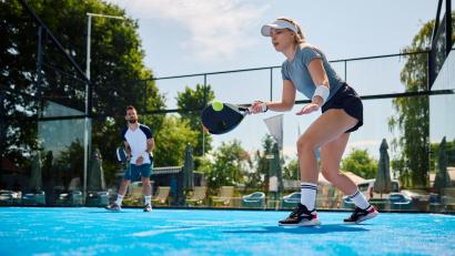Bild: Adobe Stock Drazen
Padel-Tennis ist ein boomende Trendsport – eine Mischung aus Tennis und Squash, klassisch als Doppel gespielt, mit kurzen, unbespannten Schlägern.