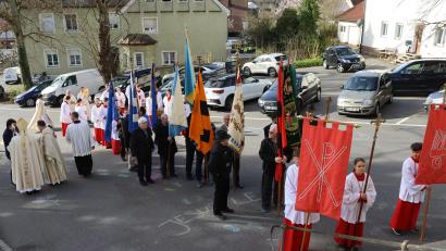 Bild: mfh
Ministranten, Fahnenabordnungen, Bischof Voderholzer und die begleitenden Geistlichen stellen sich zum Einzug in die Kirche auf.