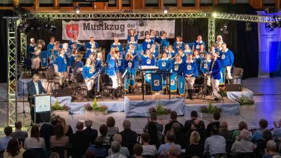 Bild: Michael Knietsch
Unter der Konzertüberschrift „Music was my first love“ machte das Orchester des Musikzugs unter Leitung von Marcus Hoffmann (vorne, rechts) das 38. Osterkonzert zu einem absoluten Highlight des Hirschauer Kulturlebens. Mit im Bild: Vorstand Maximilian Stein (zweite Reihe, rechts), Nachwuchsorchester Dirigent Erik Remhof (dritte Reihe, Vierter von rechts) und Moderator Werner Schulz (links am Rednerpult).