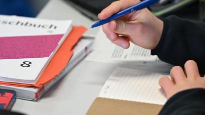 Bild: Michael Brandt/dpa
Man müsse bei Hausaufgaben und in Prüfungen in unteren Klassen die Handschrift fordern, um Täuschung zu verhindern, sagt der DL-Präsident. (Symbolbild)