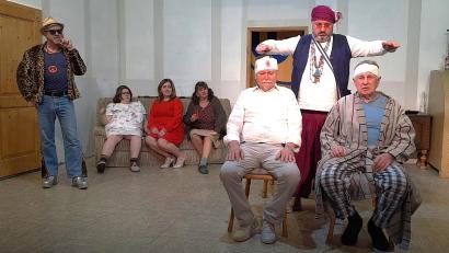 Bild: Frank Borchardt/exb
Das Wartezimmer bei den Mantler Noofrösch ist schon voller Patienten.