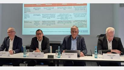 Bild: wüw
Trotz eines "herausforderndes Marktumfelds" sind (von links) Werner Bäumler, Thomas Ludwig, Bernhard Wolf und Rainer Lukas optimistisch für ihre Volksbank Raiffeisenbank Nordoberpfalz. Das betonte der Vorstand der Bank bei der Bilanzpressekonferenz.