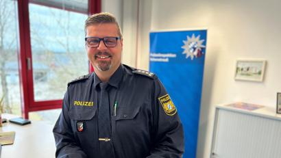 Bild: ck
Erster Polizeihauptkommissar Wolfgang Achtert ist nun fast ein Jahr Dienststellenleiter der Polizeiinspektion Vohenstrauß. Der 57-jährige Etzenrichter muss unter anderem die Digitalisierung der Dienststelle weiter vorantreiben.