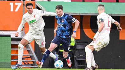 Bild: Harry Langer/dpa
Wer wird's? Noahkai Banks (l) oder Jeffrey Gouweleeuw (r) beginnen am Freitag für Augsburg. (Archivbild)