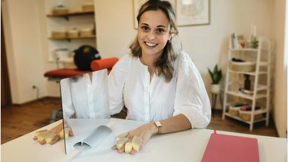 Bild: Portner
Ein Schwerpunkt von Ergotherapeutin Selina Präßl ist die Handtherapie. In ihrer neuen Praxis in Dieterskirchen wendet sie beispielsweise eine neurophysiologische Therapie mittels Spiegel an.